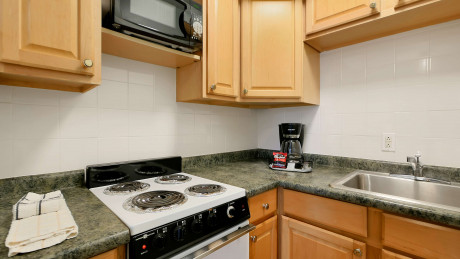 Carlton House Motel and Suites - Kitchen